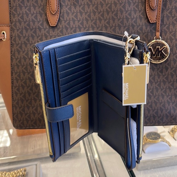 MICHAEL KORS LARGE DOUBLE ZIP WRISTLET WALLET PHONE CASE
Navy NWT - Picture 6 of 16